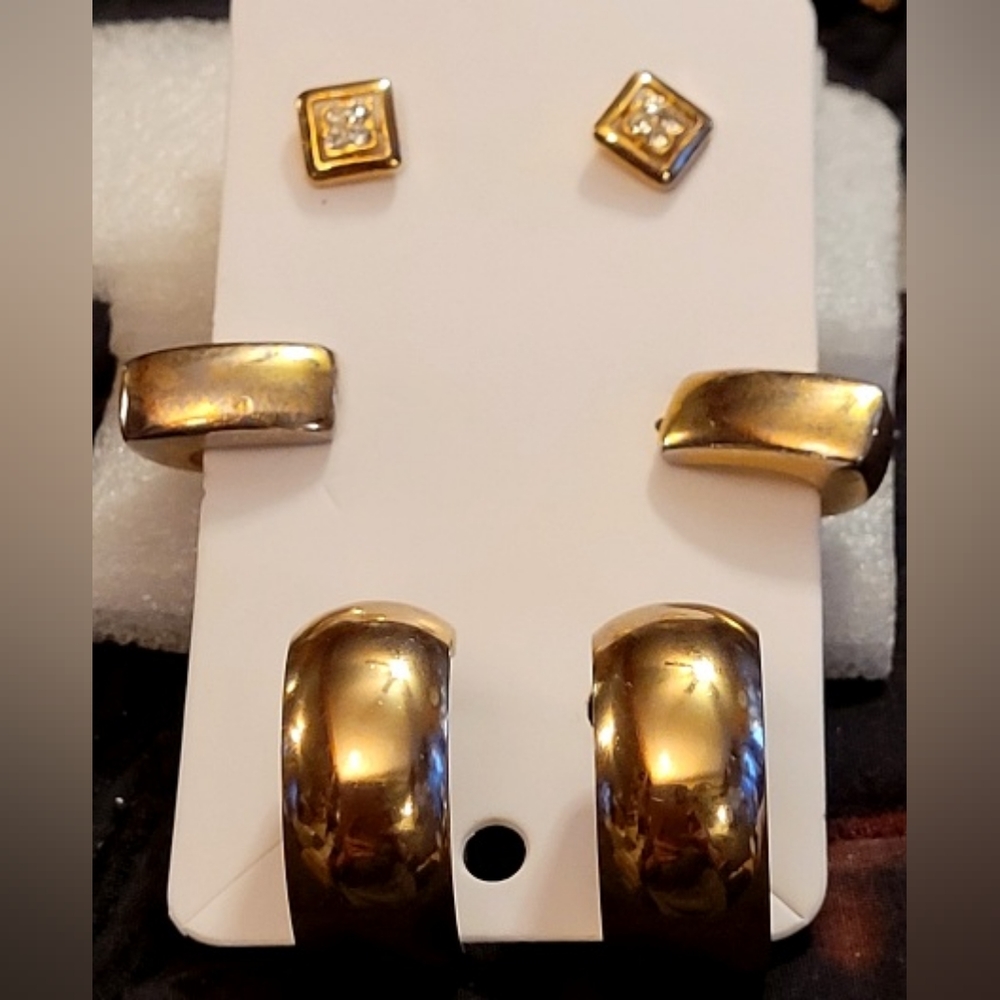 MULTIPLE GOLD EARRINGS